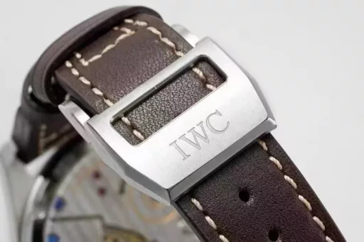 JB's new product, the latest masterpiece, IWC Little Prince Pilot Series IW590302 watch, constant-power tourbillon!!!1⃣️ Exclusively developed 94850 movement, with a power reserve of up to 80 hours, and three functions restored to the original:(1): Constant-power tourbillon device.(2): Moon phase display at 1 o'clock.(3): Power reserve display.2⃣️ Case: Designed according to the original one-to-one depiction. Restore the original three-piece set: Whether it is the front and back of the case, the side of the case and the arc-shaped brushed polishing process are perfectly synchronized with the original. The diameter is 46mm and the thickness is 13.5mm.3⃣️ Mirror: Sapphire arched mirror.4⃣️ Hands: BBR factory spared no expense, from design to mold opening, style, and inspection multiple times to achieve a three-dimensional hand that is consistent with the original.5⃣️Strap: Made of Italian black cowhide crocodile pattern strap, hand-stitched, with details in place, paired with IWC original folding clasp, the buckle surface has clear fonts, and restores authentic details.