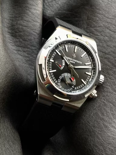 PZ quality Vacheron Constantin Overseas Series 7900V 2023 latest model[1] It took two years and six months to carefully polish and create, using one-button quick-release rubber belt and leather belt, steel belt, and was successfully produced after repeated failures and regardless of cost. Its perfection is interchangeable with the original[2] The case has been processed by water grinding technology and other processes. The pure hand-carved curve of the fine steel material is smooth and natural, with both craftsmanship and aesthetic texture. The pure hand-made water-grinded arc polishing and satin-finished bezel and case are more ornamental.[3] Dial design, bar-shaped hour markers, date display, (AM) morning, (PM) afternoon, dual time zone, day and night indication (Geneva Seal) intriguing translucent paint surface, sunburst satin brushing, highlighting the layering of the watch. The processing of multiple processes such as sandblasting, polishing and texture processing highlights the layering of the watch. The luminous scale and hands surrounding the inner frame of the bezel complement each other and are colorful.【5】The Overseas 7900v110A-B334 uses the exclusive and first developed movement 5110DT. It has a case diameter of 41 mm and a transparent case back. The automatic rotor is hand-carved with the radiant crown worn by the Statue of Liberty. The seven rays of light symbolize the seven continents.