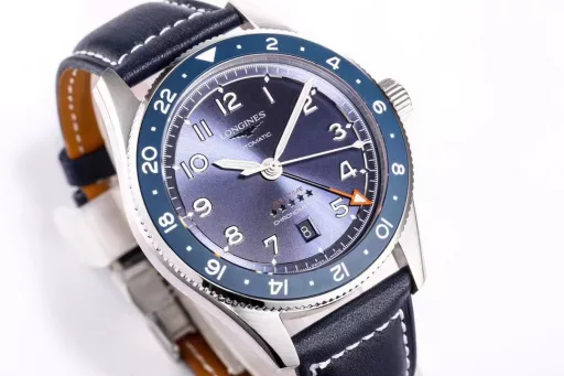 Longines launches the new Spirit Pioneer ZuIu Time watch!1⃣️Diameter 42 mm, frosted lettering, frosted ceramic bezel, bidirectional rotation, synchronized with the official website!2⃣️The bezel is decorated with black, green and blue ceramic inlays, marked with 24-hour scale and Super-LumiNova fluorescent inverted triangle, indicating the time information of the second time zone.3⃣️The disk is also decorated with a flying wing hourglass pattern and five star reliefs. There is a date window at 6 o'clock.4⃣️The sapphire crystal mirror is slightly arched, and both the inside and outside are treated with anti-glare coating. The bidirectional rotation is precise and smooth. The watch is equipped with a screw-in crown that is easy to grip and adjust, and the sealed case back is fixed by 6 screws, with excellent water resistance of 100 meters.5⃣️Stainless steel bracelet or brown/yellow/blue Italian calfskin, with a safety buckle, excellent, comfortable and sturdy.6⃣️The 2836 movement is modified into the original L844.4 automatic winding movement, which can provide up to 48 hours of power reserve and is certified by the Swiss Official Observatory (COSO).Welcome all watch friends to appreciate it!
