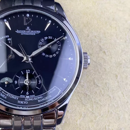 V9 Jaeger-LeCoultre Master Series 1428121The steel band has been carefully developed for 3 years, with 13 sets of large and small scattered molds and 39 processes. Every corner and fine corner is clearly visible, and there is no difference in the table picture! The diameter design is 39 mm (the size is the same as the counter, not 42, not the same version), the dial is arranged with a kinetic energy display window at 10 o'clock, a calendar display plate at 2 o'clock, a second time zone display plate at 6 o'clock, and a world time display window at the bottom. The combination is perfect and can be called a classic. Equipped with Jaeger-LeCoultre automatic CaL.939 automatic winding movement. Welcome to taste!