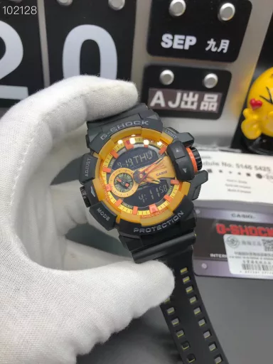 GA-400 hand-raise light Casio G-SHOCK--classic shockproof dial design👍In stock and shipped immediately, 45-degree automatic hand-raise light function with strong visual impact🙈LCD liquid crystal display💡Stopwatch speed function accurate to 1/1000 second⌛Shockproof📣Anti-magnetic💥200 meters waterproof🏊48 city time📲Countdown⏳Alarm clock⏰Fully automatic calendar and other powerful functions