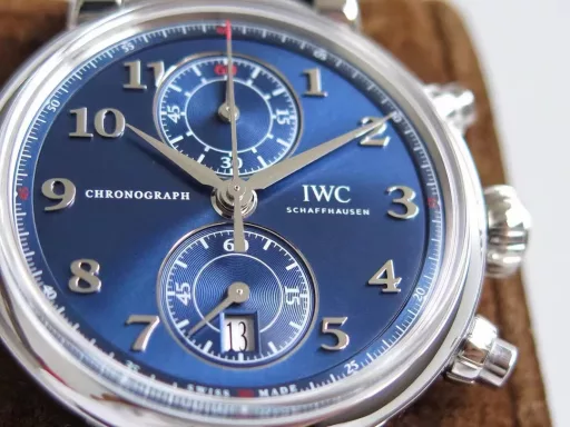 ZF's innovative move [Elegant blues, true to myself] ZF's innovative breakthrough, IWC Da Vinci series IW393402 watch. Satin dark blue, elegant and generous. Shows the gentle and gentlemanly side of men. [Wonderful details] The watch size is 42mmX13.5mm. The color tone of the dial is infinitely close to the original. ZF has made many revisions to reproduce the original soul. The pot-lid-shaped sapphire glass is coated with a double-sided high-definition anti-dizziness blue film, which is transparent and of excellent quality. [Technical breakthrough] After years of research and development, it has finally achieved success. It perfectly reproduces the IWC self-produced Cal.89361 movement, and all functions are fully realized, including the operating feel and the direction of adjusting the calendar, which is completely consistent with the authentic movement. ZF's innovative masterpiece is born, waiting for all watch friends to appreciate it.