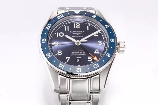 Longines launches the new Spirit Pioneer ZuIu Time watch!1⃣️Diameter 42 mm, frosted lettering, frosted ceramic bezel, bidirectional rotation, synchronized with the official website!2⃣️The bezel is decorated with black, green and blue ceramic inlays, marked with 24-hour scale and Super-LumiNova fluorescent inverted triangle, indicating the time information of the second time zone.3⃣️The disk is also decorated with a flying wing hourglass pattern and five star reliefs. There is a date window at 6 o'clock.4⃣️The sapphire crystal mirror is slightly arched, and both the inside and outside are treated with anti-glare coating. The bidirectional rotation is precise and smooth. The watch is equipped with a screw-in crown that is easy to grip and adjust, and the sealed case back is fixed by 6 screws, with excellent water resistance of 100 meters.5⃣️Stainless steel bracelet or brown/yellow/blue Italian calfskin, with a safety buckle, excellent, comfortable and sturdy.6⃣️The 2836 movement is modified into the original L844.4 automatic winding movement, which can provide up to 48 hours of power reserve and is certified by the Swiss Official Observatory (COSO).Welcome all watch friends to appreciate it!
