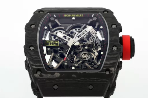 ZF.Factory once again amazed the watch industry and officially opened a new milestone for RM35-02!1) Case: The watch is made of high-tech TPT [quartz fiber] material, with a size of 49.94*44.5MM and a thickness of no more than 45μm. The silica fiber layer is interwoven with special resin fibers through a special automated control system. The fibers between the layers are interwoven at a 45-degree angle. After being heated to 120 degrees Celsius in a three-stage high-temperature flame furnace, they are sent to ProArt for processing and molding. Natural quartz fiber is white, light in texture, and has super impact resistance, non-allergic and UV resistance.2) Movement: Equipped with the newly developed Calibre RMAL1 integrated movement, the movement base and bridge are made of grade 5 titanium alloy sandblasting process, and are treated with PVD/Titaly to ensure maximum rigidity and smooth surface. The unique variable geometry balance wheel can speed up or slow down the winding by adjusting the position of six different wings. The inertial balance wheel oscillates at a frequency of 28800VPH and is equipped with a double barrel system to ensure greater and more stable torque. It also provides a 55-hour power reserve.More importantly, the newly released RMAL1 integrated movement of ZF is the only one in the market that uses real white gemstones on the upper and lower parts of the balance wheel on an integrated base. It is genuine and affordable! This is also the biggest difference from the patch gemstones on the market (other manufacturers)! This is a huge leap forward in ZF's research and development!
