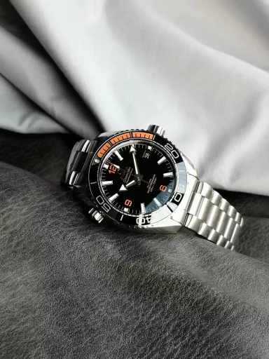 VS limited edition recommendation: Omega Seamaster series 215.30.44.21.01.002 watch, stainless steel bracelet case, 1/4 orange ceramic bezel, black dial, 8900 automatic machinery, 43.5 mm.