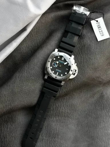 VS limited edition recommendation: Panerai Submersible series PAM01229 watch, stainless steel case with black rubber strap, frosted stainless steel unidirectional rotating bezel with scale markings, black dial, luminous numbers and hour markers, equipped with P.900 automatic mechanical movement, size: 44 mm.