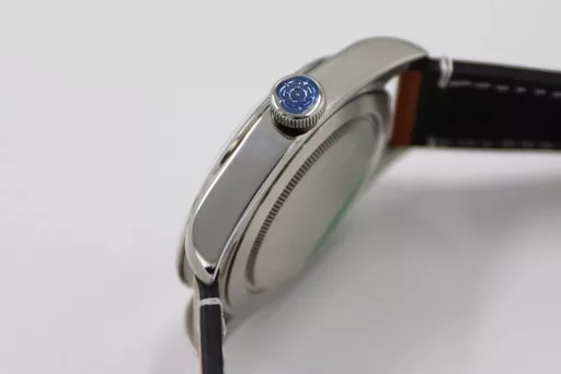 LF Tudor Biwan 79540 Series 41 Watch Update v2① The whole watch is genuine mold casting, and the parts are 100% interchangeable.② The standard size of the watch is 41mm, which is suitable for the wrist size of the general male.③ The upgraded version strengthens the overall polishing of the case and adopts a new customized Cal.2824 movement, which synchronizes the original version without calendar idle gear.A belt and folding buckle can be given with the order, which is both formal and casual, low-key but not mediocre, steady but not agile.