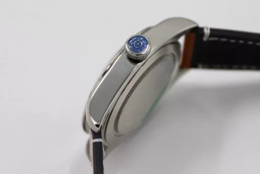 LF Tudor Biwan 79540 Series 41 Watch Update v2① The whole watch is genuine mold casting, and the parts are 100% interchangeable.② The standard size of the watch is 41mm, which is suitable for the wrist size of the general male.③ The upgraded version strengthens the overall polishing of the case and adopts a new customized Cal.2824 movement, which synchronizes the original version without calendar idle gear.A belt and folding buckle can be given with the order, which is both formal and casual, low-key but not mediocre, steady but not agile.