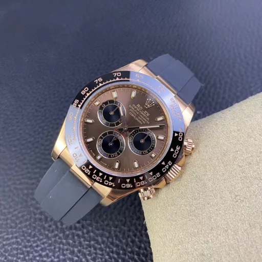 Clean factory 116505 steel band rose gold DaytonaThis time we launched a steel band rose gold DaytonaThe coffee-colored surface dial has 0 color differenceThe dial part is also spliced ​​in 3 sections. All parts are electroplated.The font thickness of the bezel part, and most importantly, the black oil filling is the same as the original, with a mattefeel. This is also the only one that can do it. I will post detailed pictures for comparison later. For more details, you can look at the true and false comparison pictures carefullyCollapse