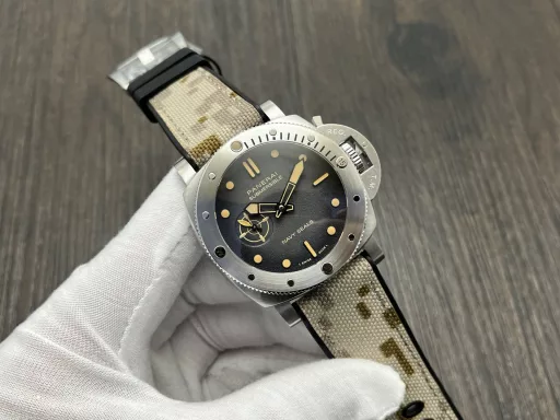 VS New Product Panerai Navy SEAL PAM1513 WatchDiameter 44MMCarbotech Carbon fiber case, 80% lighter than stainless steel.Desert military aesthetic style, camouflage strap with textured carbon fiber is simply amazing!VS masterpiece, welcome all watch friends to appreciate it