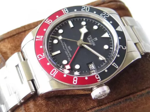 ZF's Best Product of the Year [Biwan Small Shield Retro Chic]ZF shockingly launched the Tudor Biwan Series M79030N-0001 watch, red triangle, gold hour markers, small size, cleverly combining the brand's traditional aesthetics with contemporary watchmaking craftsmanship, and full of retro charm.[Case] ​​The watch size is 41mmX11.9mm. ZF accurately restores a thinner and more delicate shell. Like the original, the lug spacing is also reduced to 20mm. The proportion is just right and it fits the slender wrist better. The exquisite and extraordinary case, the beveled edges are polished and retouched by ZF watchmakers, and will not scratch the hands, and the perfect taste of the original tough retro is realized.[Strap] Synchronized with the original 