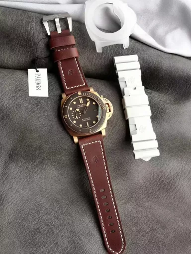 Panerai is a pit that can only be filled gradually with money, and it may not be filled no matter what. For example, when you spend a lot of time and effort to choose Radiomir, classic, right? The next day when you put it on your hand, you suddenly feel that it is not good, or Luminor is more good, and the second Panerai is on the agenda. Then you find that the dial is not simple enough, and two needles are more classic. Okay, the third one is already waving at you, and then you think the double M is more beautiful. After the sandwich, you still need a plaster surface and Paris nails. 42 always feels not good enough, or 47 is better… Is your wallet not thick enough? That's right. Panerai has such magic that makes you unable to stop. So the big guys say that Panerai has no end and it is not too late to turn back. Spend a little money to do big things. Buy a basic model, which has everything, but in the end it is just like this. The reason for choosing 968 is not because of the legend of the first three generations of bronze watches. To be honest, this generation of bronze watches has a tendency to decline, not to mention that the smaller 1074 of 671 is ready to be launched. However, as the watch friends accurately commented, it is the last signboard of Panerai after all, and it is also the only Panerai that needs to be stocked in the counter. It always has its unique charm. You will definitely do anything for this charm. VS Zhenpin: Panerai SUBMERSIBLE PAM00968 watch (calfskin-bronze/brown ceramic counterclockwise rotating bezel with graduation mark-brown dial, P.9010 customized fully automatic, 47mm),