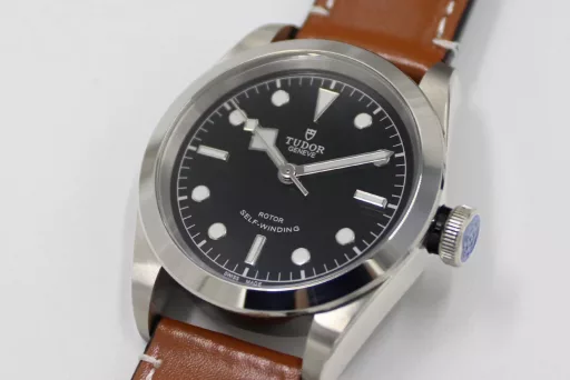 LF Tudor Biwan 79540 Series 41 Watch Update v2① The whole watch is genuine mold casting, and the parts are 100% interchangeable.② The standard size of the watch is 41mm, which is suitable for the wrist size of the general male.③ The upgraded version strengthens the overall polishing of the case and adopts a new customized Cal.2824 movement, which synchronizes the original version without calendar idle gear.A belt and folding buckle can be given with the order, which is both formal and casual, low-key but not mediocre, steady but not agile.