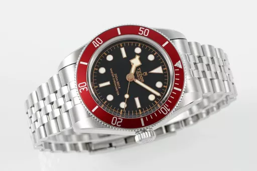 ZF Factoty presents ingenuity! TUDOR's new Biwan 41MM watch reinterprets the brand's diving watch masterpiece.[Case] ​​41mm diameter, paying tribute to the classic Tudor diving watch.Following the 