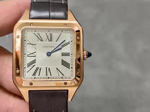 F1 The only one in the market with the same version of the head grain, perfectly restored Cartier's classic work, Cartier Santos. Dumont series, with smooth contours, simple and elegant, is very in line with the trend of contemporary gentlemen. Large watch diameter 46.633.9mm, medium watch diameter: 43.531.4mm, small watch diameter: 38*27.5mm; Swiss quartz movement Compared with round watches, square watches are particularly unique due to their angular design. When it comes to classic square watches, Cartier's Santos is naturally on the list. Santos watches are not only a model of square watches, but also considered to be 