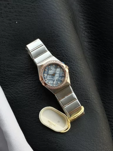 AS Omega fifth generation Constellation series 28mm Swiss quartz watch.The whole watch has been finely polished. The fit between the case and the claws, the Roman scale on the bezel and the restoration of the observatory on the bottom cover are comparable to the original.The dial uses mother-of-pearl material and unique etching technology to create the dial texture pattern, and the new Taiwan stone holder makes the lettering more delicate.The chamfers on both sides of the case and bracelet are hand-polished and polished by watchmakers to make the watch more refined! The style is gentle and moving, and the workmanship is exquisite. The most beautiful constellation, the first choice for ladies!