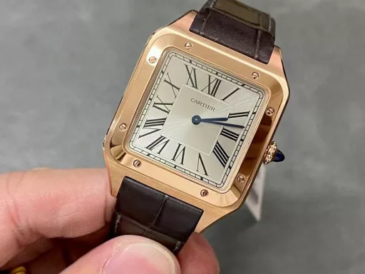 F1 The only one in the market with the same version of the head grain, perfectly restored Cartier's classic work, Cartier Santos. Dumont series, with smooth contours, simple and elegant, is very in line with the trend of contemporary gentlemen. Large watch diameter 46.633.9mm, medium watch diameter: 43.531.4mm, small watch diameter: 38*27.5mm; Swiss quartz movement Compared with round watches, square watches are particularly unique due to their angular design. When it comes to classic square watches, Cartier's Santos is naturally on the list. Santos watches are not only a model of square watches, but also considered to be 