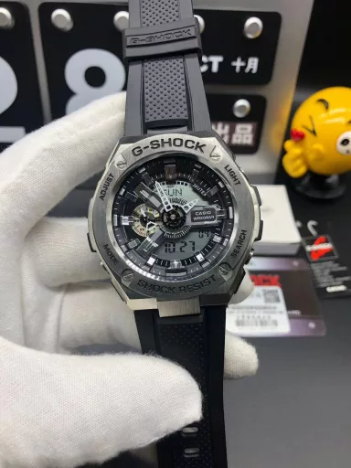 GST-400G hand-raise light Casio G-SHOCK--classic shockproof dial design👍In stock and shipped immediately, 45-degree automatic hand-raise light function with strong visual impact🙈LCD liquid crystal display💡Stopwatch speed function accurate to 1/1000 second⌛Shockproof📣Anti-magnetic💥200 meters waterproof🏊48 city time📲Countdown⏳Alarm clock⏰Fully automatic calendar and other powerful functions