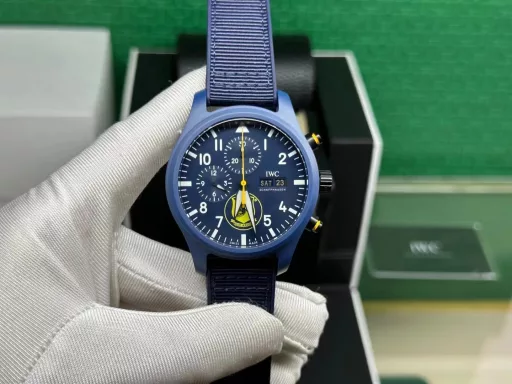TW fully upgrades IWC's latest ceramic watchIWC pilot chronograph watch is coming, with more delicate details and coordinationIngenuity, meticulously crafted V2 board[Case] ​​The watch size is 44.5mmX15.7mm. The case is made of high-tech ceramics, consistent with the original! And it is frosted and matte! The structure follows the original version - the bezel and the middle case are formed in one piece. Anti-wear, scratch, corrosion resistant[Movement] It uses the powerful and stable Dandong 7750 movement. Hours, minutes, seconds, dual-period display and chronograph function