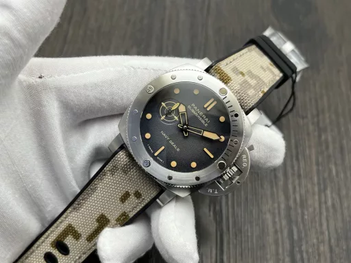 VS New Product Panerai Navy SEAL PAM1513 WatchDiameter 44MMCarbotech Carbon fiber case, 80% lighter than stainless steel.Desert military aesthetic style, camouflage strap with textured carbon fiber is simply amazing!VS masterpiece, welcome all watch friends to appreciate it