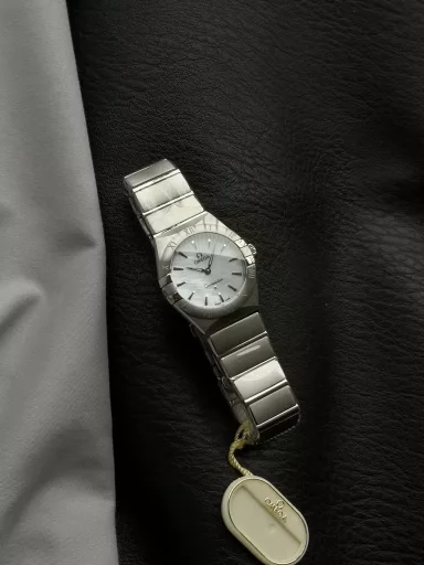 AS Omega fifth generation Constellation series 28mm Swiss quartz watch.The whole watch has been finely polished. The fit between the case and the claws, the Roman scale on the bezel and the restoration of the observatory on the bottom cover are comparable to the original.The dial uses mother-of-pearl material and unique etching technology to create the dial texture pattern, and the new Taiwan stone holder makes the lettering more delicate.The chamfers on both sides of the case and bracelet are hand-polished and polished by watchmakers to make the watch more refined! The style is gentle and moving, and the workmanship is exquisite. The most beautiful constellation, the first choice for ladies!