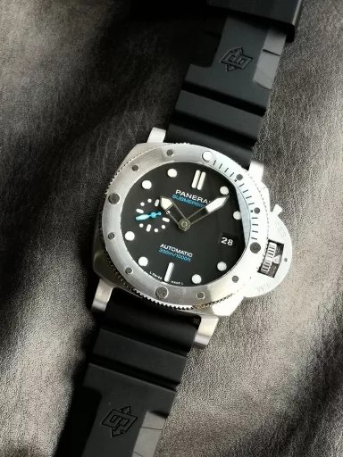 VS limited edition recommendation: Panerai Submersible series PAM01229 watch, stainless steel case with black rubber strap, frosted stainless steel unidirectional rotating bezel with scale markings, black dial, luminous numbers and hour markers, equipped with P.900 automatic mechanical movement, size: 44 mm.