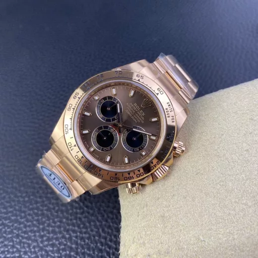 Clean factory 116505 steel band rose gold DaytonaThis time we launched a steel band rose gold DaytonaThe coffee-colored surface dial has 0 color differenceThe dial part is also spliced ​​in 3 sections. All parts are electroplated.The font thickness of the bezel part, and most importantly, the black oil filling is the same as the original, with a mattefeel. This is also the only one that can do it. I will post detailed pictures for comparison later. For more details, you can look at the true and false comparison pictures carefullyCollapse