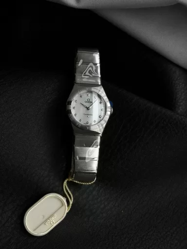 AS Omega fifth generation Constellation series 28mm Swiss quartz watch.The whole watch has been finely polished. The fit between the case and the claws, the Roman scale on the bezel and the restoration of the observatory on the bottom cover are comparable to the original.The dial uses mother-of-pearl material and unique etching technology to create the dial texture pattern, and the new Taiwan stone holder makes the lettering more delicate.The chamfers on both sides of the case and bracelet are hand-polished and polished by watchmakers to make the watch more refined! The style is gentle and moving, and the workmanship is exquisite. The most beautiful constellation, the first choice for ladies!