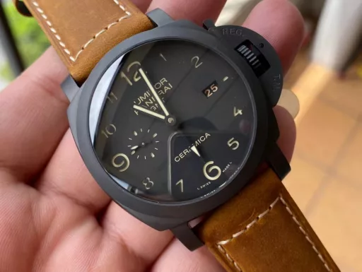VS Panerai Pam 441, 44mm diameter, all-ceramic case, equipped with VS second-generation movement VS strives for perfection, relying on solid workmanship and stable quality, and has launched an upgraded version of 441, correcting the following: Time adjustment function: All functions have been corrected to be consistent with the original. Bottom cover glass: Upgraded to 9-grade hardness sapphire glass consistent with the face glass. Movement appearance: Corrected screw hole position, closer to the original, with a similarity of 95% and almost no flaws. The upgraded movement is thinner, and the thickness is consistent with the original.