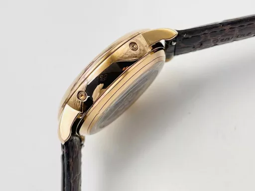 The highest version on the market, Vacheron Constantin Historical Masterpiece Series 3100V/000R_B422 Perpetual Calendar Multi-Function Watch!1⃣️Equipped with the same movement as the original, the balance wheel is exactly the same as the original, and all functions can be used normally.2⃣️Improved the curvature of the four corners of the case, the dial color curvature is more consistent, the 12 scales are polished more delicately, and the overall look is closer to the counter!3⃣️Paired with Italian cowhide to make the wrist more comfortable!TWS Factory boutique replica, please appreciate your appreciation