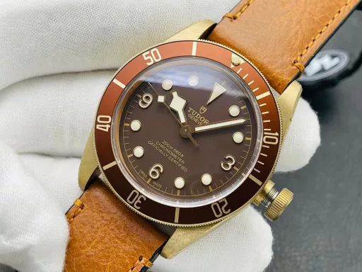[ZF Factory 2021 Annual Masterpiece] V3 Upgraded Version The most sentimental watch - Tudor Biwan Bronze - M79250BA-0001 watch.1⃣️ [Case] ​​The watch size is 43 mm. As a pioneer of bronze materials, it not only strives for perfection in details. In terms of material, the perfect use of [aluminum bronze] (Note: Aluminum blue has a slow oxidation process and does not produce green rust, and has higher hardness and more weight) ZF products guarantee the effect of genuine oxidation and restore the unique style of the watch.2⃣️ [Strap buckle] Hand-stitched Italian cowhide and frosted treatment, the appearance is more retro, and it is perfectly matched with the aluminum bronze pin buckle.3⃣️ [Movement] The Seagull 2824 automatic winding movement with the least repair and the most stable travel time is adopted.Bronze artifacts are matched with god-level reproductions, and ZF's new generation of bronze artifacts are appreciated together!ZF Factory's masterpiece welcomes your appreciation!
