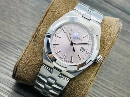 Vacheron Constantin's new Overseas automatic watch for women!1⃣️The new watch has a diameter of 35 mm, which is the same size as the original!2⃣️Equipped with the 9015 modified 1088/1 automatic winding movement, it highlights the slim and light sports style, like a delicate bracelet lingering around the wrist.3⃣️The watch is equipped with an integrated bracelet, which is composed of thin Maltese cross-shaped links, fitting the wrist like a second layer of skin.4⃣️Through the transparent case back, you can appreciate the rich decorative details that have been carefully carved.5⃣️Through the transparent case back, you can appreciate the rich decorative details that have been carefully carved. The bridge on one side of the case back is decorated with exquisite Geneva ripples. The iconic gold rotor of this series is decorated with a wind rose compass pattern, which symbolizes the spirit of never-ending travel and exploration with its graceful and endless dance.VC Factory's masterpiece is welcome to all goddesses! You deserve it!