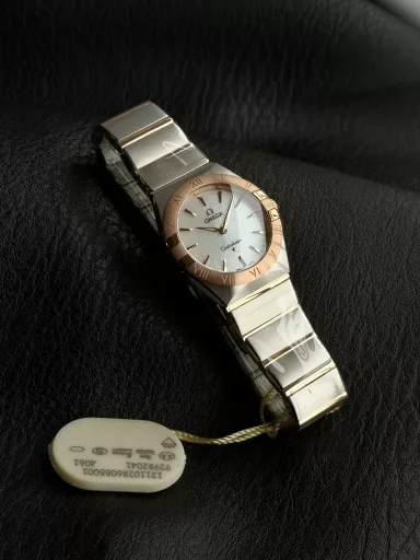 AS Omega fifth generation Constellation series 28mm Swiss quartz watch.The whole watch has been finely polished. The fit between the case and the claws, the Roman scale on the bezel and the restoration of the observatory on the bottom cover are comparable to the original.The dial uses mother-of-pearl material and unique etching technology to create the dial texture pattern, and the new Taiwan stone holder makes the lettering more delicate.The chamfers on both sides of the case and bracelet are hand-polished and polished by watchmakers to make the watch more refined! The style is gentle and moving, and the workmanship is exquisite. The most beautiful constellation, the first choice for ladies!