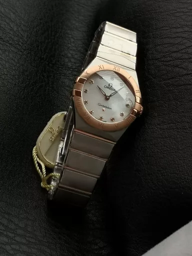 AS Omega fifth generation Constellation series 28mm Swiss quartz watch.The whole watch has been finely polished. The fit between the case and the claws, the Roman scale on the bezel and the restoration of the observatory on the bottom cover are comparable to the original.The dial uses mother-of-pearl material and unique etching technology to create the dial texture pattern, and the new Taiwan stone holder makes the lettering more delicate.The chamfers on both sides of the case and bracelet are hand-polished and polished by watchmakers to make the watch more refined! The style is gentle and moving, and the workmanship is exquisite. The most beautiful constellation, the first choice for ladies!