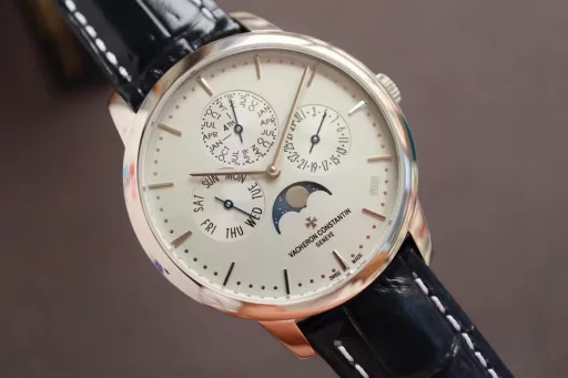 [The thinnest version on the Internet] Mx new product - Vacheron Constantin Patrimony Contemporaine Heritage Series Ultra-thin Perpetual Calendar Watch[Case]: The watch has a diameter of 41mm and a thickness of 9.4mm, which is only 0.03cm different from the thickness of the authentic product, making it the thinnest version on the Internet. The watch has simple lines and smooth contours, adhering to the consistent slimness and elegance of the Heritage Series. It is a 