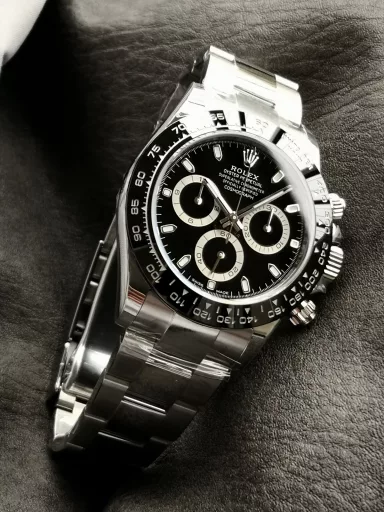 VS limited edition hot recommendation: Rolex Cosmograph Daytona series m116500ln-0001 watch (Panda Daytona), stainless steel case and bracelet, folding clasp; Oyster insurance discount with 5mm easy-adjust link extension system, outer ring black Cerachrom solid ceramic outer ring with tachymeter scale, white panda dial with snail-shaped small seconds dial, equipped with CAL.4130 automatic mechanical chronograph, size: 40 mm.