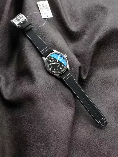 V7 Factory Seven-star Recommendation Mark 20IWC entry-level pilot watch series, the last to debut after 6 years! Mark XX accompanies you to flyFollowing the previous work, the 18th generation Mark XVII launched in 2016, it skipped the XIX and went straight to Mark XX. The new watch design is slightly adjusted, and the case modification is more practical and comfortable to wear than the previous generation. In addition to providing two classic options of blue and black, there is also a green color that echoes the hottest color in the watch industry in recent years.V7 Factory Mark 20 is the only version of the same model in the industry that dares to present a true and false comparison evaluation, correcting the shortcomings of the existing versions on the market. Its structure and details are copied one by one according to the original. After disassembly, it is perfectly consistent with the original, a true perfect clone.The top-grade case of V7 Factory continues the 40mm stainless steel case manufacturing process of Mark 18 watch, but the soft iron cover is cancelled, and the thickness is slightly reduced from the original 11MM to 10.83MM. The crown is still screw-in, and the outer lugs are slightly wider than before, and the vertical spacing is reduced from the original 51.2MM to 49.2MM, which makes it more comfortable to wear. The bezel is mirror-polished to highlight the three-dimensional sense. Its diameter, thickness, curvature, and the details of the bottom cover edge line are not missed. It is 100% gentle and original, and the corners are polished very well. The dense bottom design adds points to the perfection of the watch. The V7 bottom cover is perfectly restored by brushing, and there are no dead angles at all angles.The dial of this V7 factory is the same as the original one, and is still equipped with an imported double-sided anti-reflective convex sapphire mirror with the same transparency as the original one. The scale and time scale still maintain the white printing process. The difference from Mark 18 is that the length of the 3, 6, 9, and 12 time scales has been increased, the luminous strip has been changed into a luminous layer, and the Arabic numerals have been moved closer to the center of the dial as a whole. The 