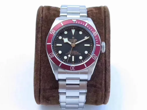 ZF Artifact Tudor Little Red Flower ZF produced the new Tudor Little Red Flower in Basel in 2017. The official made some adjustments to the details based on the old model. 1. The style of the glass was adjusted. The original parallel design was changed to a pot-lid shape, which more strongly showed the retro and nostalgic feelings of the series. 2. The steel strap was redesigned. The links on both sides of the 17-model Little Red Flower strap were connected by rivets, and the structure was stepped, which brought together the characteristics of the past and integrated the current design. The 41mm caliber case was matched with an ice blue hue. The 