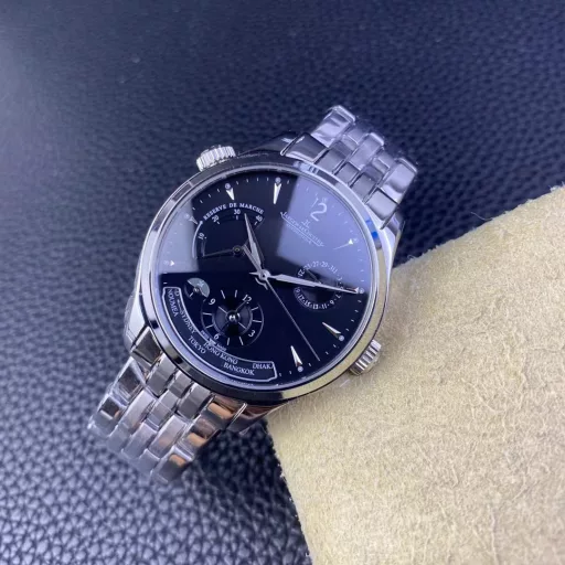 V9 Jaeger-LeCoultre Master Series 1428121The steel band has been carefully developed for 3 years, with 13 sets of large and small scattered molds and 39 processes. Every corner and fine corner is clearly visible, and there is no difference in the table picture! The diameter design is 39 mm (the size is the same as the counter, not 42, not the same version), the dial is arranged with a kinetic energy display window at 10 o'clock, a calendar display plate at 2 o'clock, a second time zone display plate at 6 o'clock, and a world time display window at the bottom. The combination is perfect and can be called a classic. Equipped with Jaeger-LeCoultre automatic CaL.939 automatic winding movement. Welcome to taste!