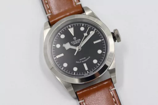 LF Tudor Biwan 79540 Series 41 Watch Update v2① The whole watch is genuine mold casting, and the parts are 100% interchangeable.② The standard size of the watch is 41mm, which is suitable for the wrist size of the general male.③ The upgraded version strengthens the overall polishing of the case and adopts a new customized Cal.2824 movement, which synchronizes the original version without calendar idle gear.A belt and folding buckle can be given with the order, which is both formal and casual, low-key but not mediocre, steady but not agile.