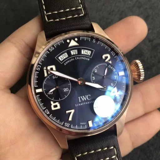 YL's latest masterpiece V2 upgraded version, upgraded movement deck is more beautifulThe Little Prince Special Edition 7-day Kinetic Big Pilot Annual Calendar Watch is based on the watch. The most special thing is that the entire rotor is carved into the Little Prince standing on the planet 316L stainless steel46mm blue dial with large-size digital time scale, month, day, week windows are arranged in sequence at 12 o'clock on the dial, allowing you to read today's calendar information most directly9 o'clock is the small second hand dial, 3 o'clock power reserve display through the sapphire glass crystal case back The most eye-catching thing is the little gold rotor of the Little Prince standing on the planet. When you wear this watch, the planet where the Little Prince stands will rotate with the movement of your wrist, transmitting power to the barrel and pushing time forward.Like last year's annual calendar, it is equipped with Calibre6611 movement! The same function as the original!YL boutique runs with the trend of the times!