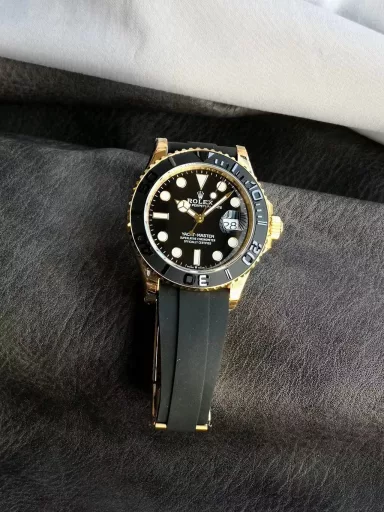 VS Limited Edition Recommendation, Rolex Yacht-Master Series M226658-0001 watch, gold case with natural rubber strap, gold, bidirectional rotating outer ring, one-piece matte black ceramic Cerachrom 60-minute scale bezel; polished, three-dimensional scale and numbers, the first 15 minutes of the bezel are marked with minute scales, black lacquer, gold hour markers, easy-to-read Chromalight luminous (long-lasting blue light), gold hands, easy-to-read Chromalight luminous (long-lasting blue light), equipped with 3235 automatic machinery, 42 mm.