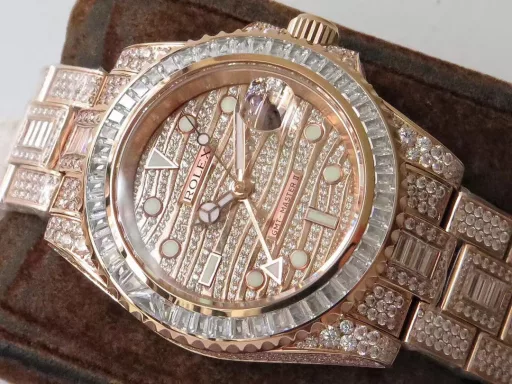 Extremely luxurious, TW challenges a new height of reproduction - perfectly restores the most expensive Rolex starry sky watch in history - Rolex GMT-Master II pavé diamond special edition - ROLEX116769TBR-74779B[Case] ​​The watch size is 40mm. Made of Germany's top 904L Oyster steel. The dial, bezel, case and bracelet are densely inlaid with the top Swarovski diamonds. Try to restore the invincible texture of the authentic luxury.[Strap] Made of 904L Oyster steel, the Oyster strap was launched in the late 1930s. It consists of three rows of wide and flat links. It is extremely strong. The entire bracelet is also neatly and meticulously inlaid with beautiful diamonds, and the effect is brilliant.[Movement] It uses the top Seagull 2824GMT dual time movement.