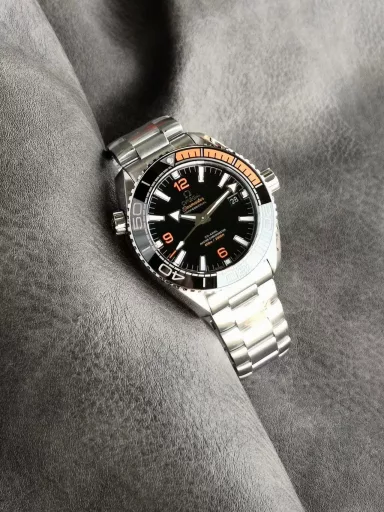VS limited edition recommendation: Omega Seamaster series 215.30.44.21.01.002 watch, stainless steel bracelet case, 1/4 orange ceramic bezel, black dial, 8900 automatic machinery, 43.5 mm.