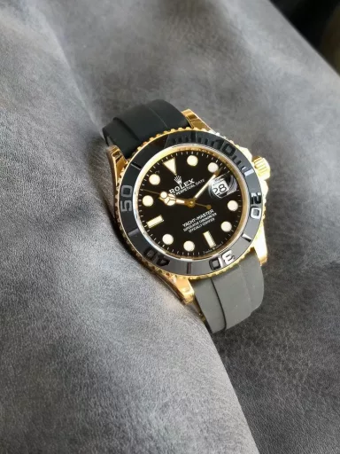 VS Limited Edition Recommendation, Rolex Yacht-Master Series M226658-0001 watch, gold case with natural rubber strap, gold, bidirectional rotating outer ring, one-piece matte black ceramic Cerachrom 60-minute scale bezel; polished, three-dimensional scale and numbers, the first 15 minutes of the bezel are marked with minute scales, black lacquer, gold hour markers, easy-to-read Chromalight luminous (long-lasting blue light), gold hands, easy-to-read Chromalight luminous (long-lasting blue light), equipped with 3235 automatic machinery, 42 mm.