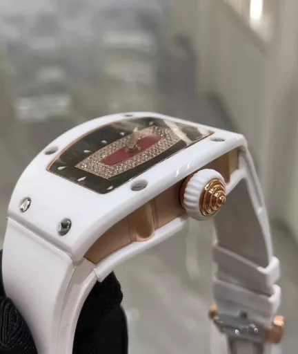 BBA Richard Miller RM0071⃣️Case: Uses the same ZTA white/black ceramic case as the original.2⃣️Movement: Exclusively customized movement to restore the original3⃣️Watch diameter: 1:1 restore the original 45.66x31.40mm, thickness is 11.85MM4⃣️Watch mirror material: Sapphire crystal mirror double anti-glare effect.5⃣️Watch strap material: Imported fluororubber watch strap, corrosion-resistant, comfortable and durable6⃣️Watch buckle: The latest titanium metal material7⃣️Diamond setting process: Breaking the traditional machine setting process, pure hand-made setting 8⃣️Electroplating process: PVD electroplating platinum