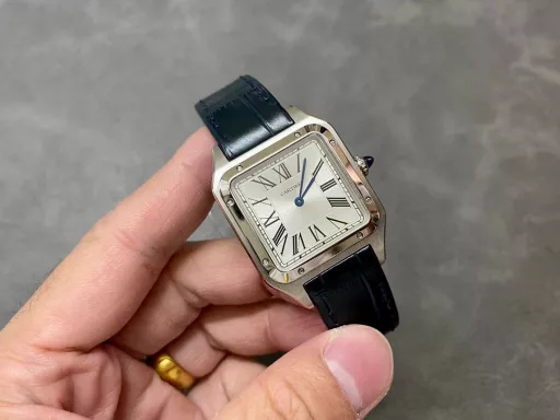 F1 The only one in the market with the same version of the head grain, perfectly restored Cartier's classic work, Cartier Santos. Dumont series, with smooth contours, simple and elegant, is very in line with the trend of contemporary gentlemen. Large watch diameter 46.633.9mm, medium watch diameter: 43.531.4mm, small watch diameter: 38*27.5mm; Swiss quartz movement Compared with round watches, square watches are particularly unique due to their angular design. When it comes to classic square watches, Cartier's Santos is naturally on the list. Santos watches are not only a model of square watches, but also considered to be 