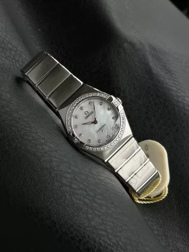 AS Omega fifth generation Constellation series 28mm Swiss quartz watch.The whole watch has been finely polished. The fit between the case and the claws, the Roman scale on the bezel and the restoration of the observatory on the bottom cover are comparable to the original.The dial uses mother-of-pearl material and unique etching technology to create the dial texture pattern, and the new Taiwan stone holder makes the lettering more delicate.The chamfers on both sides of the case and bracelet are hand-polished and polished by watchmakers to make the watch more refined! The style is gentle and moving, and the workmanship is exquisite. The most beautiful constellation, the first choice for ladies!