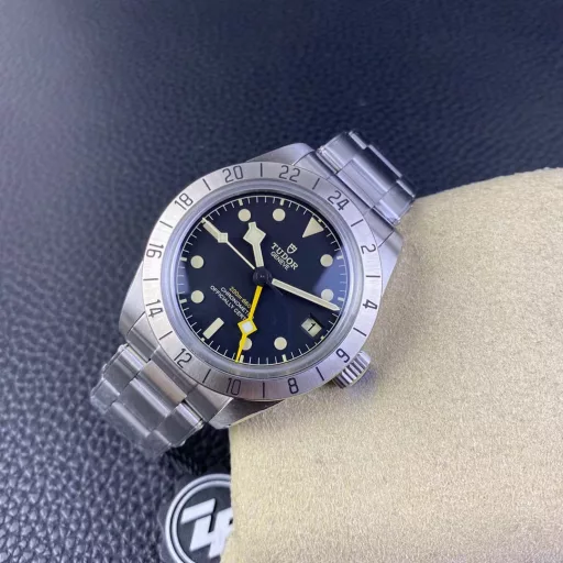 The 39MM is an extremely comfortable size. The stainless steel case is processed by two processes, brushed on the front and polished on the side, which is also the usual case processing method of Rolex. It is worth mentioning that Tudor has also redesigned the crown of this watch. It is flush with the middle case and hides the crown shaft, making it easier to grip and adjust the time.Tudor's unique dial design uses non-radiation Super-Luminova luminous paint to make a whole piece of scale nails. The lack of a metal frame makes it more concise and the luminous effect is brighter.In addition to the conventional display of local time, this watch is also equipped with a GMT function, which is indicated by a longer yellow snowflake hand and a 24-hour fixed scale outer ring. The instantaneous calendar at 3 o'clock is synchronized with the hour hand that can be adjusted independently, which is very practical in daily life.In addition, this watch is equipped with Tudor's 