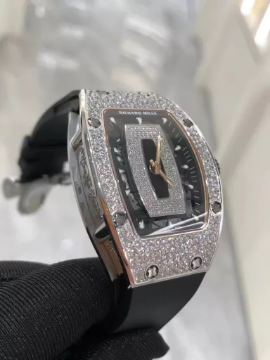 BBA Richard Miller RM0071⃣️Case: Uses the same ZTA white/black ceramic case as the original.2⃣️Movement: Exclusively customized movement to restore the original3⃣️Watch diameter: 1:1 restore the original 45.66x31.40mm, thickness is 11.85MM4⃣️Watch mirror material: Sapphire crystal mirror double anti-glare effect.5⃣️Watch strap material: Imported fluororubber watch strap, corrosion-resistant, comfortable and durable6⃣️Watch buckle: The latest titanium metal material7⃣️Diamond setting process: Breaking the traditional machine setting process, pure hand-made setting 8⃣️Electroplating process: PVD electroplating platinum
